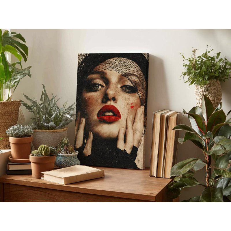 Portrait d'une femme dramatique: lèvres rouges, voile noir, photographie noire, H 24 po x l 16 po