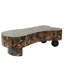 Table basse irrégulière moderne en faux travertin, plateau de table en faux marbre imitation bois, avec rangement caché et détails cannelés