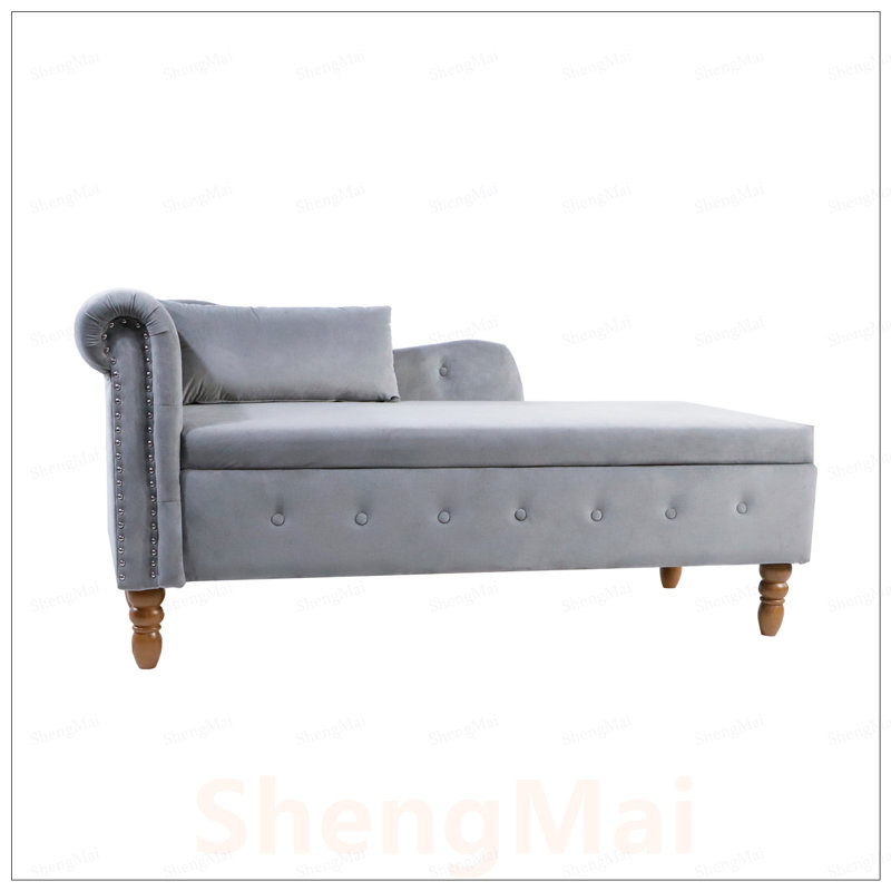 Luxueuse chaise longue en velours avec rangement, accoudoirs roulés et garniture cloutée pour un décor moderne et traditionnel