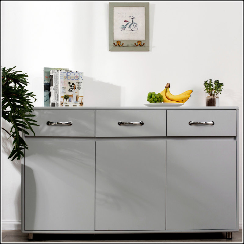 Table d'appoint à trois portes grise avec beaucoup de rangement, parfaite pour les espaces de vie modernes et élégants.