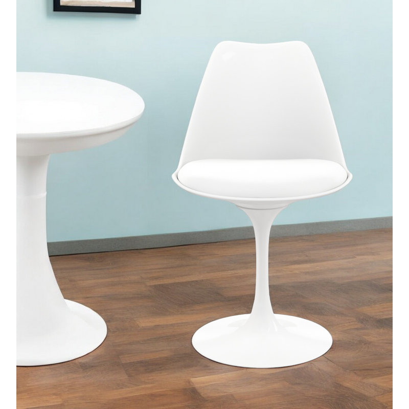 Chaise d'appoint blanche rembourrée en similicuir
