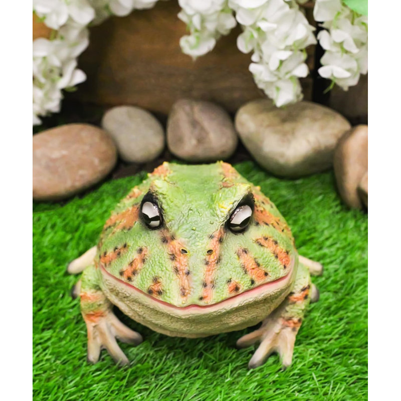 Figurine Amphibian réaliste grenouille verte dans une posture stoïque L 7 po