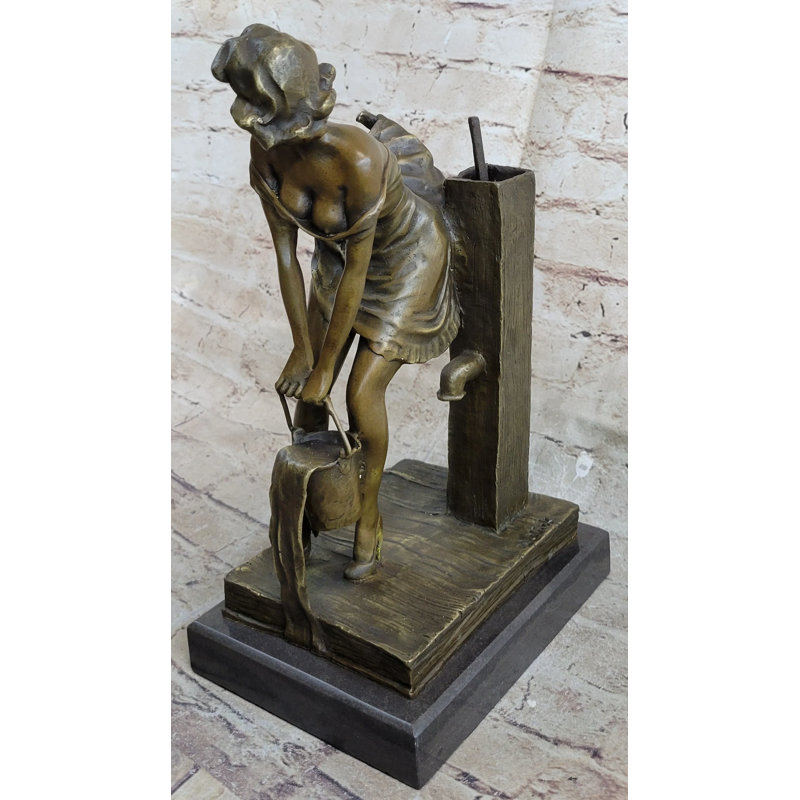 Ellerie Wells Got Her Skirt Exposant Her Toosh Figurine en bronze