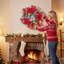 Couronne de Noël floquée rouge et or de 50 cm (20 pouces) avec 20 DEL, 8 fonctions et minuterie