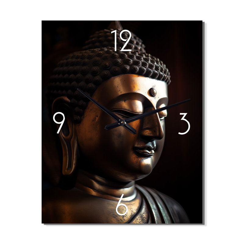 Gros plan d'une statue de Bouddha doré - horloge murale bouddhiste surdimensionnée, Petit