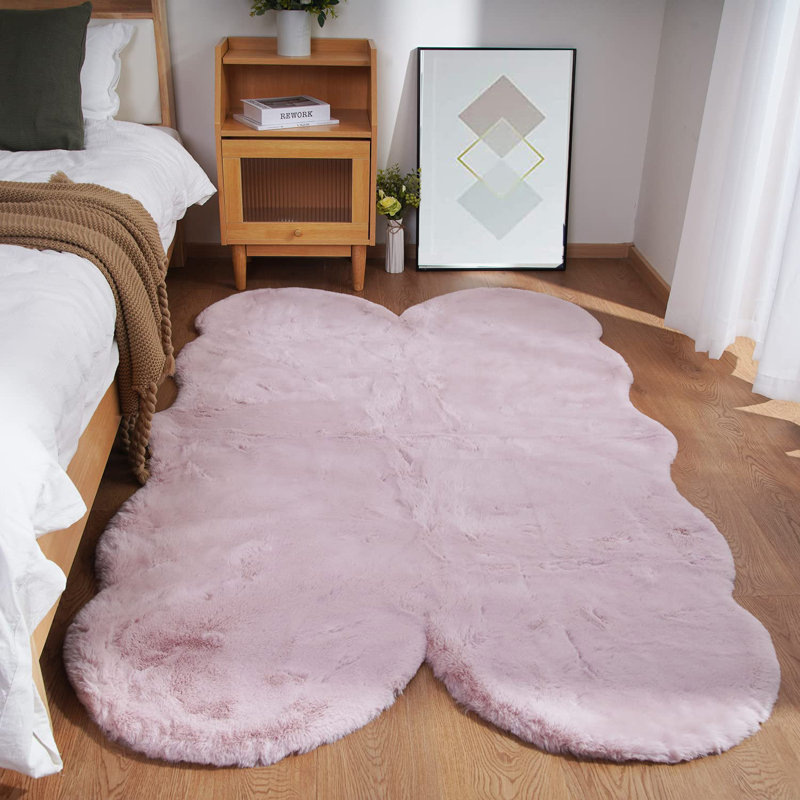 Novelty Taevon Area Rug with Non-Slip Backing, Novelty 4' x 6'