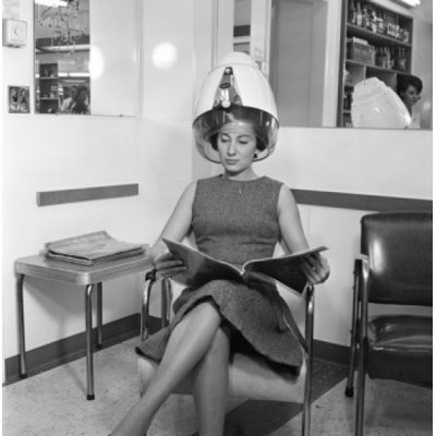 Jeune femme dans un salon de coiffure (24 x 36)