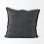 Housse de coussin décoratif à franges gris foncé