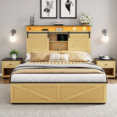 Structure de lit de rangement grand lit de style campagnard avec tablettes de tête de lit, 2 tiroirs, station de charge USB et lumières DEL RVB au fini naturel - panneau de fibres à densité moyenne et fabrication en acier