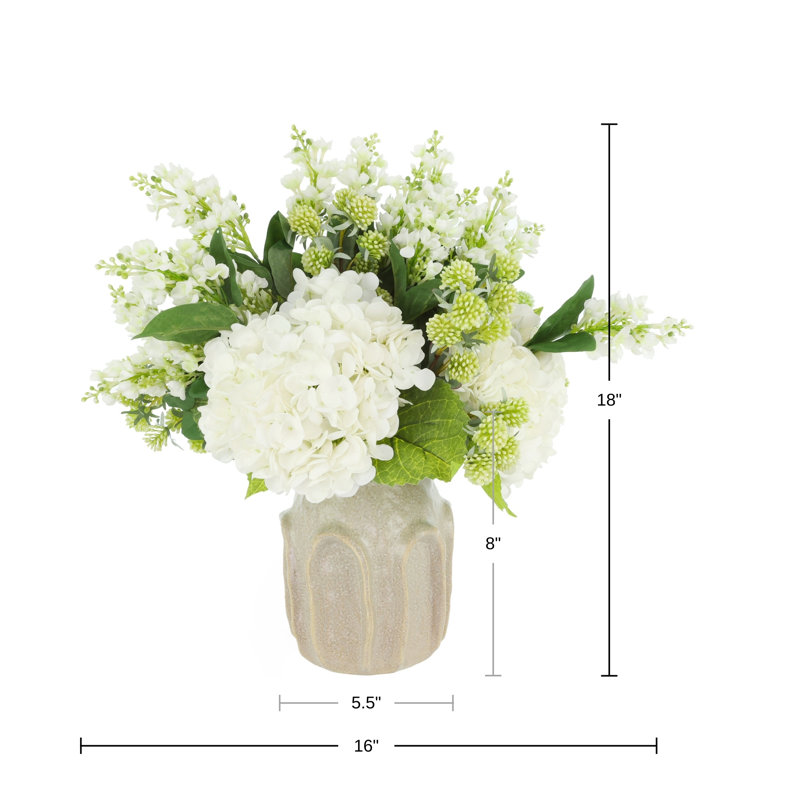 Hortensias et lilas disposés dans un vase en céramique