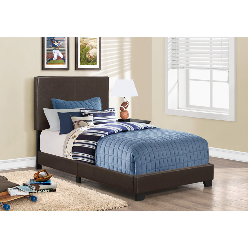 Lit simple brun pour un cadre de couchage confortable dans une chambre à revêtement foncé