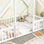 Lit simple avec construction en bois en forme de maison et garde-corps en pin blanc pour une clôture de nuit paisible-841692721