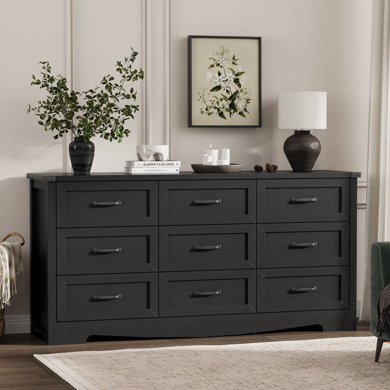 Commode moderne à neuf tiroirs de style rustique avec une grande capacité de rangement. Comprend un corps de 59 pouces de large et un dispositif anti-basculement pour plus de sécurité et de stabilité. Disponible en quatre couleurs.