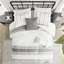 6 édredon en coton double. Rayures grises sur fond blanc. . Édredon trop rembourré. Comprend un édredon, une jupe de lit, des taies décoratives et des oreillers. Literie lavable blanche avec accents. Rayures texturées. Coussins décoratifs à jupe