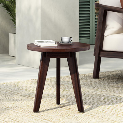 La table d'appoint Fresh Marina en bois avec un design rond et trois pattes saillantes, de 16 pouces de hauteur, de couleur brun foncé, convient à toute pièce à l'apparence de jeunesse construite, de bons espaces de vie