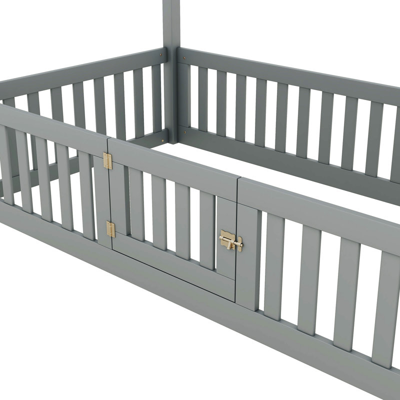 Lit simple gris avec clôture, porte - lit de construction en pin, gris, clôture et