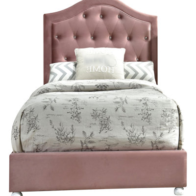Lit simple avec revêtement en tissu rose et base de lattes de soutien dans la tête de lit