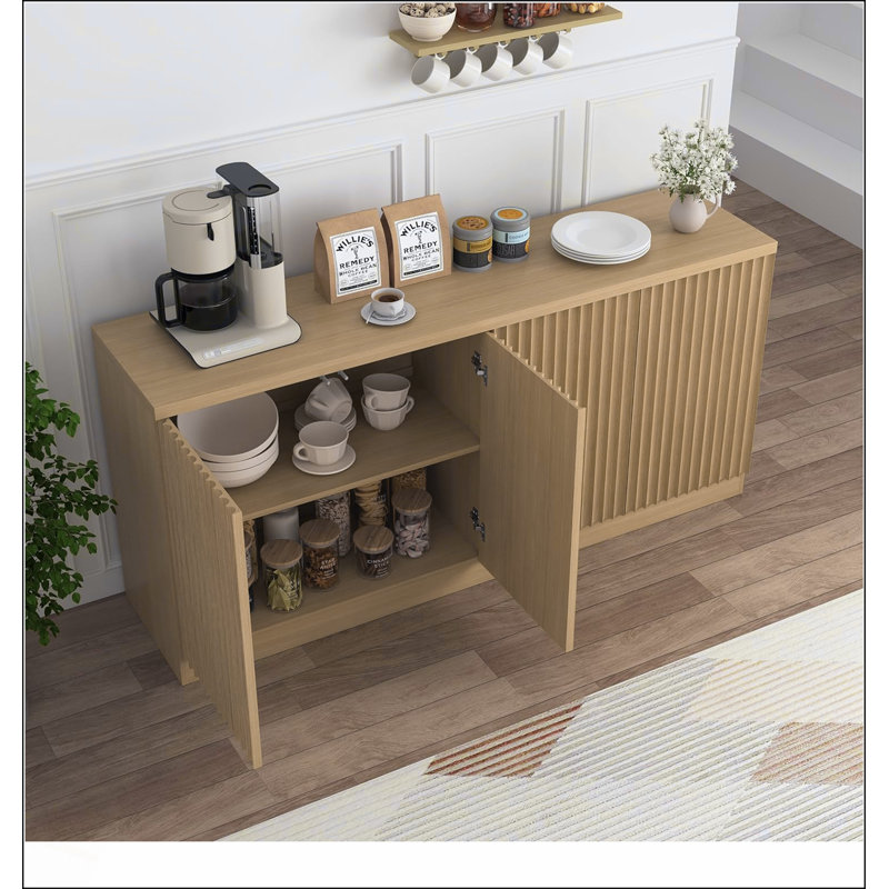 Buffet spacieux en bois avec 4 portes et tablettes, parfait pour le rangement organisé dans les salons et les couloirs