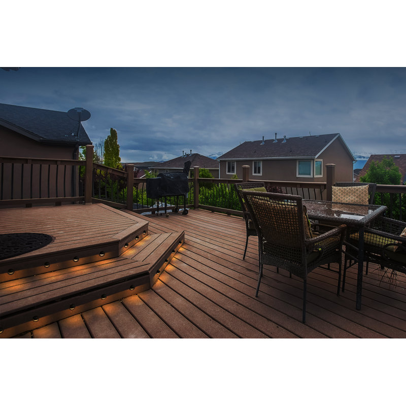 Éclairage de terrasse en métal noir à basse tension intégré à DEL