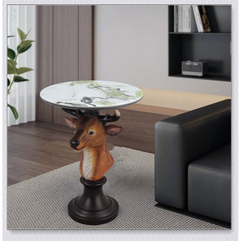 Élégante table d'appoint à tête de cerf avec une expression naturelle, parfaite pour rehausser le décor du salon et ajouter une touche de nature