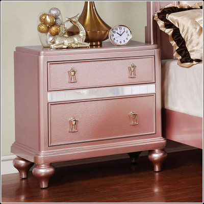 Élégante table de chevet contemporaine à 2 tiroirs en or rose avec boutons en nickel et panneaux décoratifs en miroir, parfaite pour les chambres à coucher modernes.