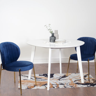 3 salles à manger - table ronde blanche et chaises en velours d'hévéa luxueux recouvert de velours crée un espace contemporain avec 2 sièges qui rehausse l'attrait