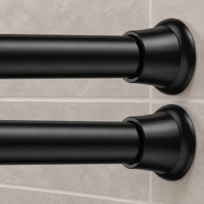 Cet ensemble de 2 barres de douche noires à ressort s'ajuste de 30 à 62 pouces et a un diamètre de 7/8 pouce ; sa conception extensible sans perçage convient aux fenêtres, aux portes, aux salles de bain et aux placards.