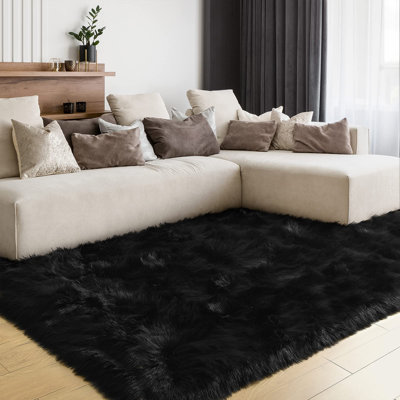 Tapis noir en fausse peau de mouton Leski