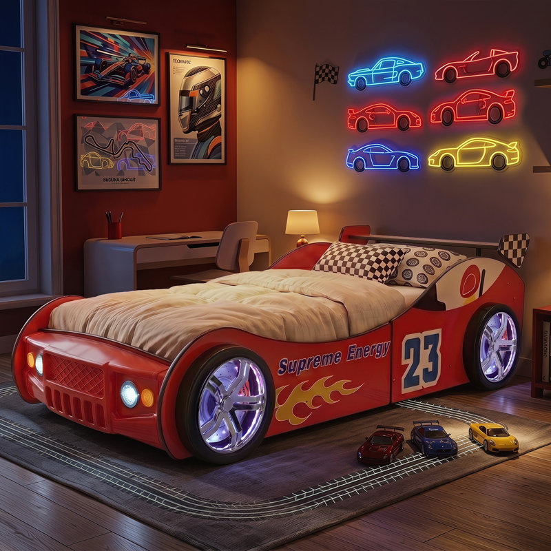 Lit Annjeanette pour enfant, en forme de voiture de course, avec roues lumineuses DEL, tête de lit rouge en forme de voiture et cadre de lit en bois.