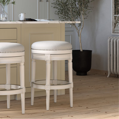 Bois sans dossier de 31 pouces avec pivot à 360 ° et hauteur personnalisable, garniture cloutée appliquée à la main, repose-pieds en métal, structure blanche, tissu rembourré gris, idéal pour les espaces de divertissement Tabouret de bar de 31 po
