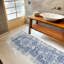 Tapis lavable à la machine avec envers antidérapant à motif floral moderne abstrait bleu marine et crème-1596412523