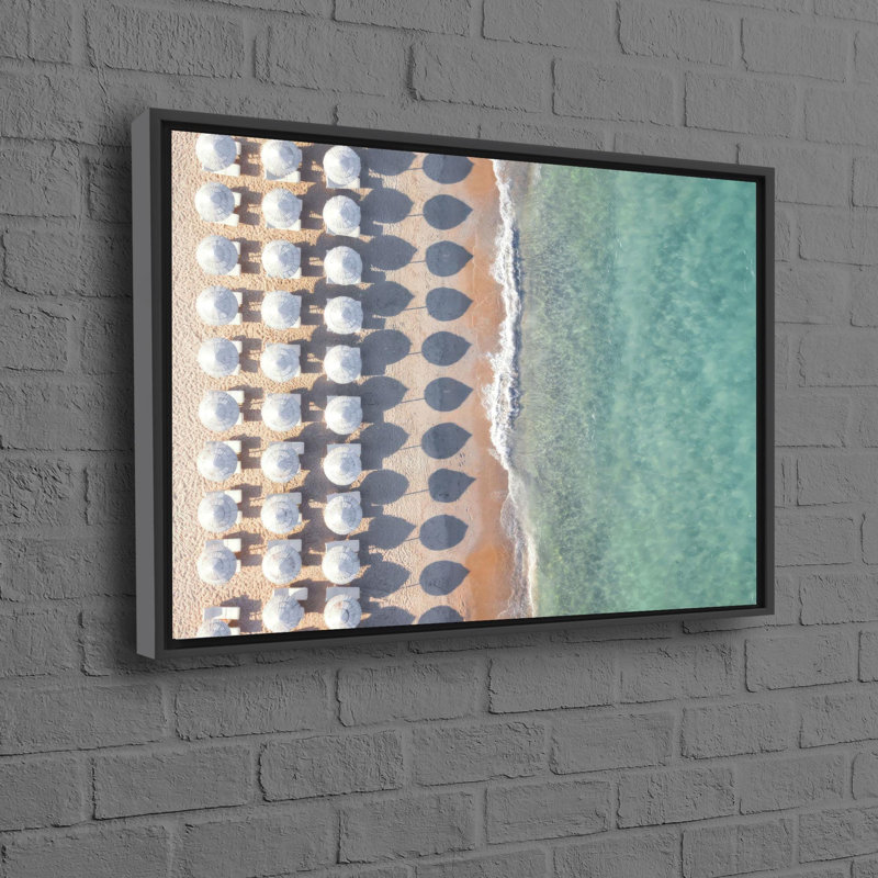 Paysage océanique et parasols de plage sur une décoration murale en toile pour une pièce décorative unique, H 30 po x l 41 po