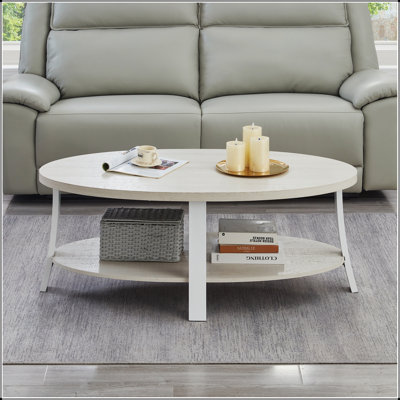 Table basse ovale contemporaine Anze en bois avec tablette, au design élégant et offrant un rangement pratique, idéale pour les espaces de vie modernes.