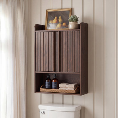 Armoire murale de salle de bain en noyer 24 po, portes doubles cannelées avec charnières à fermeture en douceur, tablette réglable, rangement de rangement ouvert au-dessus de la toilette