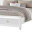 Ensemble de chambre à coucher moderne Abigale 5 pièces pour lit queen avec table de chevet à miroir, éclairage DEL et pied de lit avec rangement, blanc-1871977994-1871977993