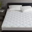 Surmatelas blanc à bourre pour un confort accru et un sommeil frais-409918974