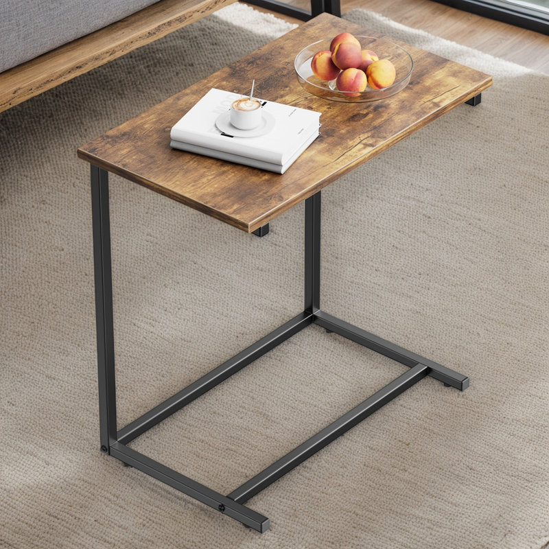Table de bout en C Gilsum, avec plateau en bois massif et base en acier, Plateau noir / structure noire