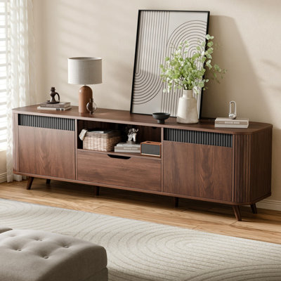 Meuble télé Mid-Century en bois avec design cannelé, station de charge intégrée et tiroir de rangement, console multimédia pour téléviseur de 65 po ou moins