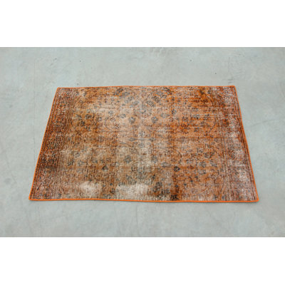 Tapis turc orange vif et vibrant, idéal pour ajouter une touche chaleureuse et invitante à votre salon ou chambre à coucher