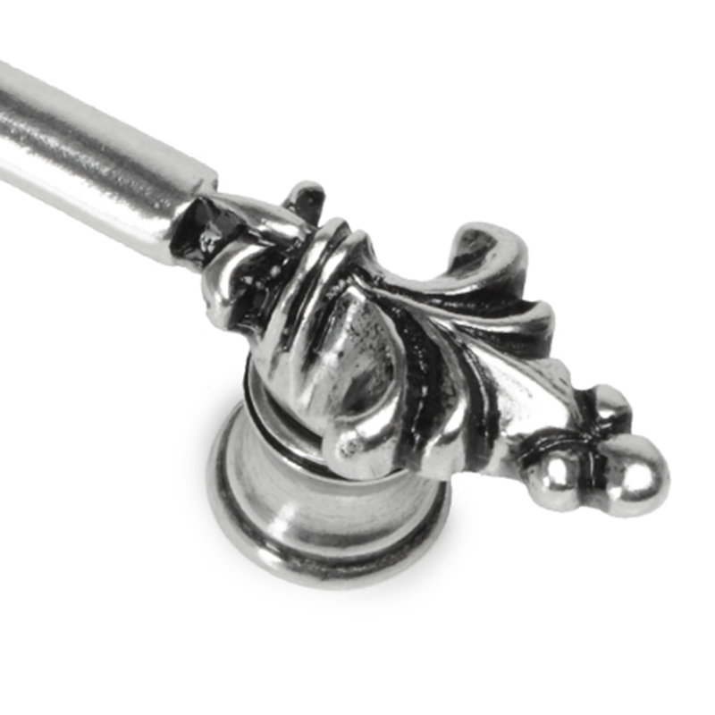 Poignée classique Charl Allemagne avec petits fleur de lys aux extrémités, Argent argent, 4"