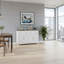 Buffet blanc en bois de style campagnard, quatre portes, deux tiroirs, tablettes réglables.