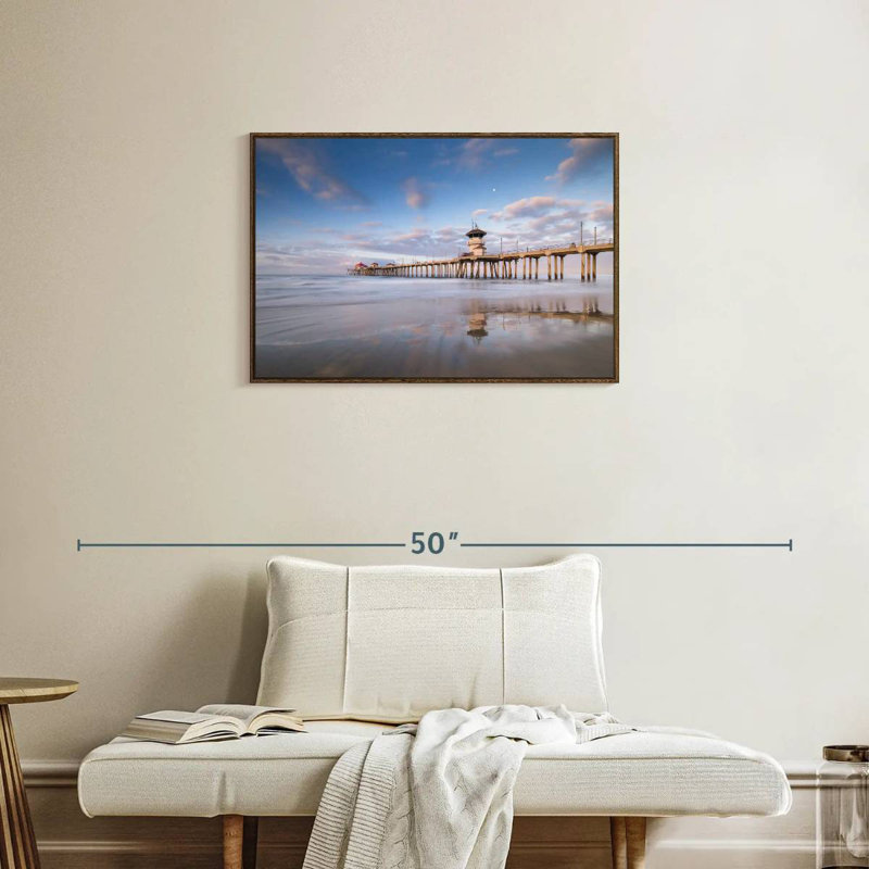 Coastal Huntington Pier, Cadre flottant en noyer, 31 po x 21 po