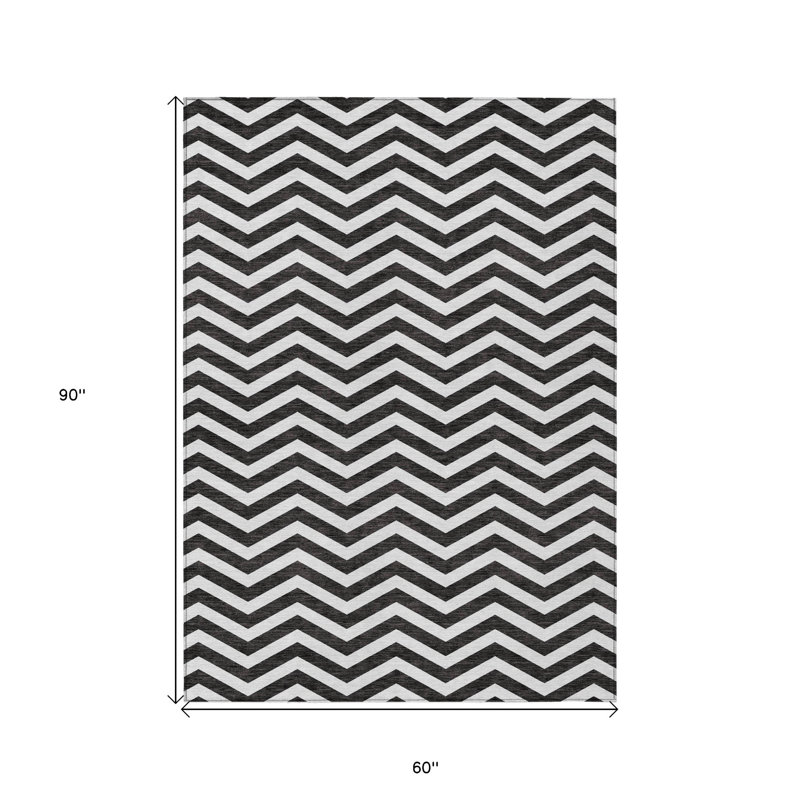 Tapis intérieur / extérieur lavable à chevrons noir et ivoire 5 pi x 8 pi HomeRoots