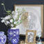 Pot de rangement carré décoratif en porcelaine à motif géométrique bleu et blanc de style chinoiserie, pour la décoration de table intérieure.