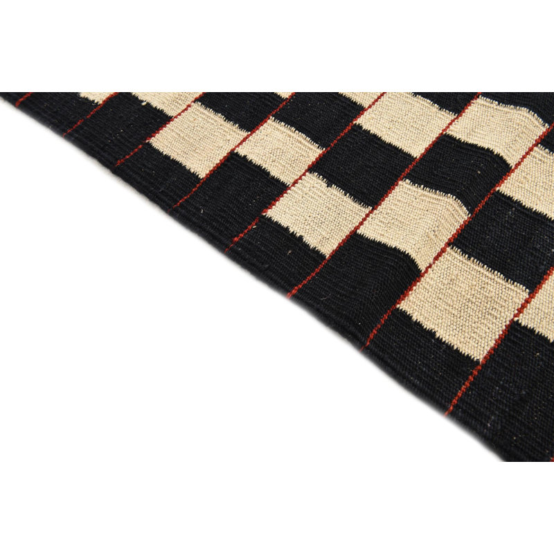 Tapis noir et blanc 5 pi 9 po x 7 pi 7 po