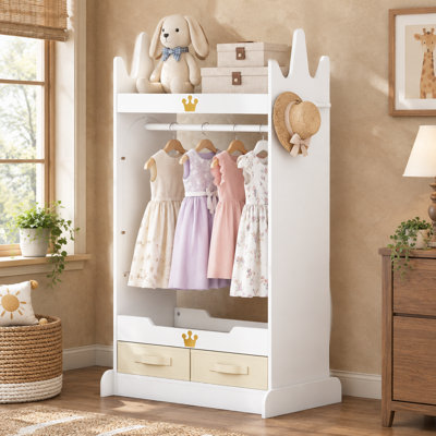 Pour une chambre d'enfant, une garderie ou une école maternelle, ce portant à déguisements blanc pour tout-petits combine un miroir avec une armoire ouverte, des étagères et des tiroirs, formant ainsi un espace de rangement pour les costumes et les déguisements des enfants.