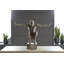 Statue en aluminium avec accoudoirs tendus