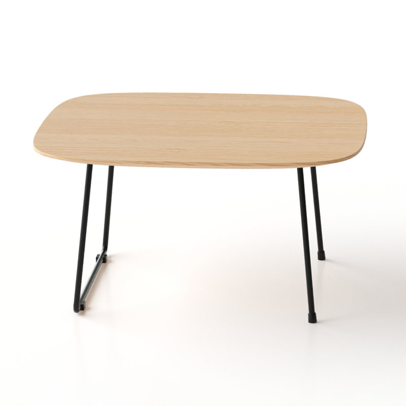 Table basse moderne de petit appartement au design simple
