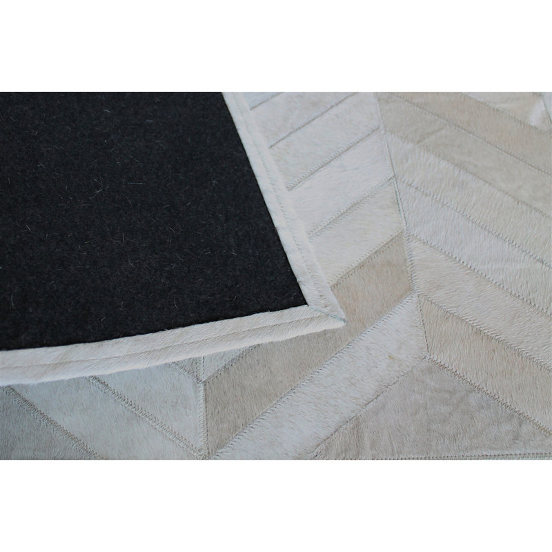 Area Cowhide Chevron Area Rug in Cream/Gray, Rectangle 5' x 8'