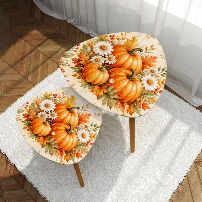 Ensemble de 2 tables basses gigognes triangulaires modernes, motif citrouilles d'automne entourées de feuilles et de marguerites, style milieu du siècle. Table d'appoint empilable idéale pour le salon, la chambre à coucher ou un appartement. Décoration intérieure.
